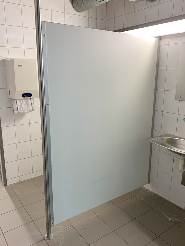 Hygienschutzwand Vollkernplatte Edelstahl verschraubt mit Edelstahlfu fr Toilette