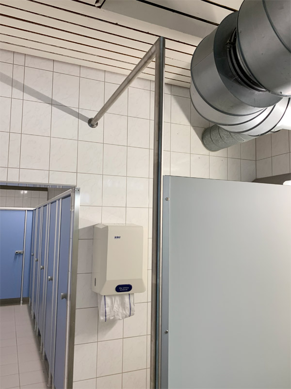 Hygienschutzwand Vollkernplatte Edelstahl verschraubt mit Edelstahlfu fr Toilette