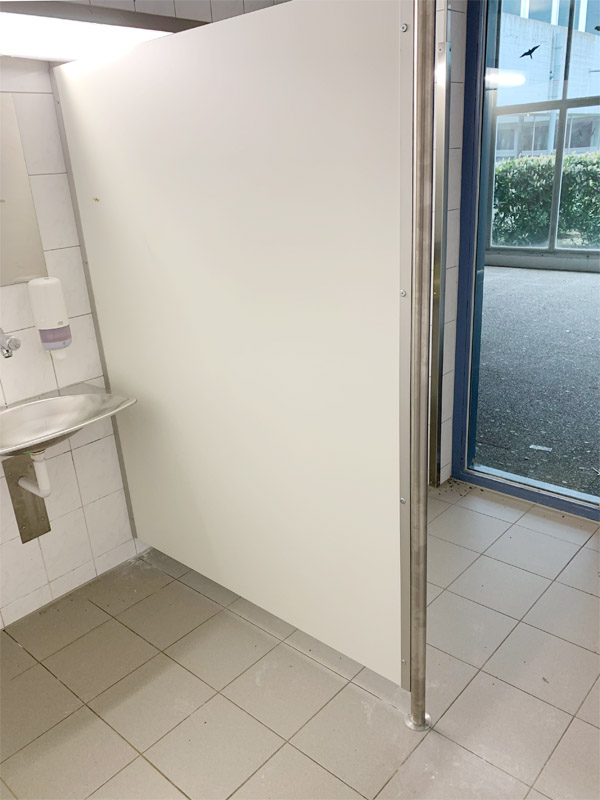 Hygienschutzwand Vollkernplatte Edelstahl verschraubt mit Edelstahlfu� f�r Toilette