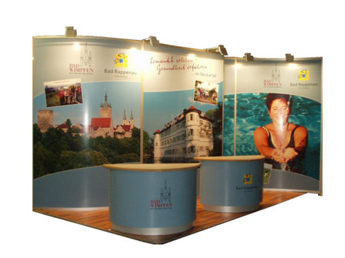 Messestand Bad Wimpfen 2006 gebogene Stellw�nde mit Werbedruck und Minitheken