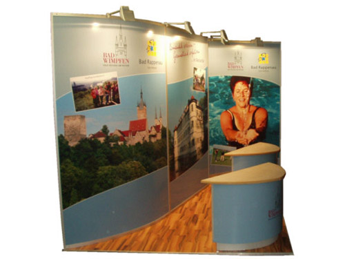 Messestand Bad Wimpfen 2006 gebogene Stellw�nde mit Werbedruck und Minitheken