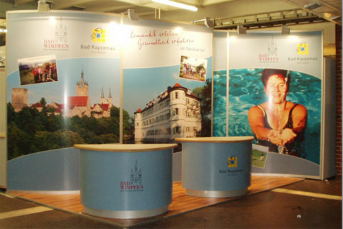 Messestand Bad Wimpfen 2006 gebogene Stellw�nde mit Werbedruck und Minitheken