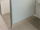 Hygienschutzwand Vollkernplatte Edelstahl verschraubt mit EdelstahlfuÃŸ fÃ¼r Toilette
